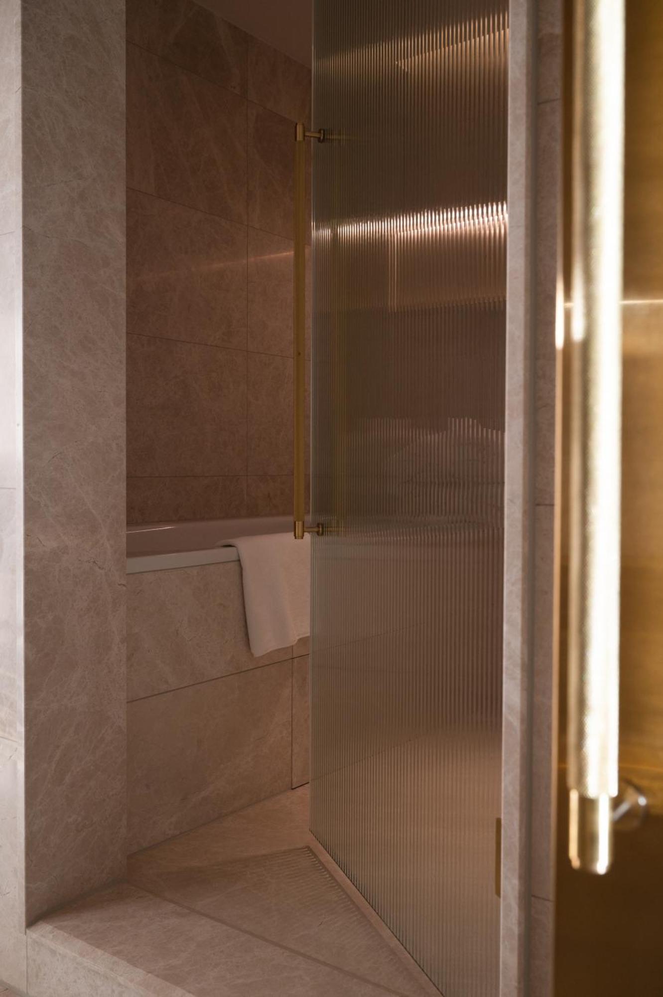 Almanac Palais Vienna Hotell Rom bilde A shower door